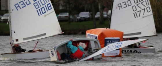 files/LYC/downloads/regatta/2015/Eisarsch/kenterung560x230.jpg
